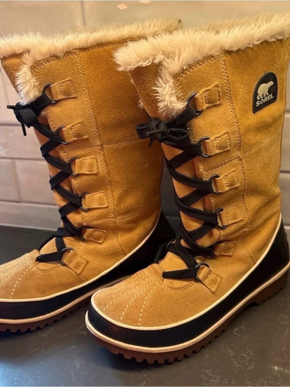 Sorel Women's Tan Suede Lace-Up Winter Boots with Faux Fur Trim Size 7.5 Tan